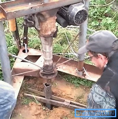 Самаробная ўстаноўка для бурэння свідравін ў мяккім грунце