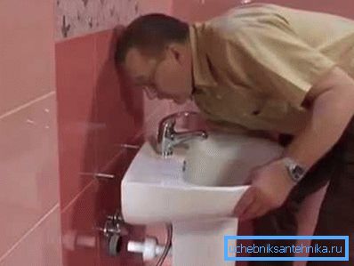 Самастойная ўстаноўка падвясныя рукамыйніцы на месца Самастойная ўстаноўка падвясныя рукамыйніцы на месца