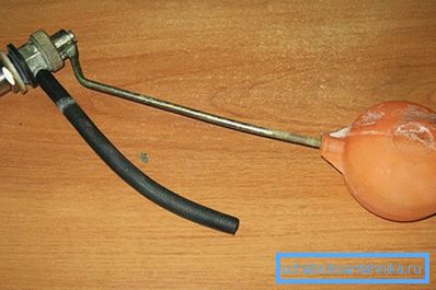 Згінаючы штангу можна рэгуляваць ўзровень вады ў бачку
