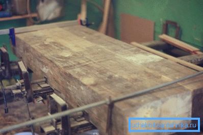 Злепленыя паміж сабой драўляныя брусы Злепленыя паміж сабой драўляныя брусы