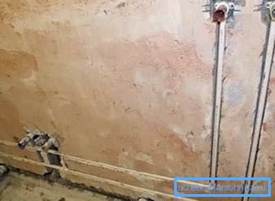 Прыхаваная пракладка труб вадаправода ў сцяне Прыхаваная пракладка труб вадаправода ў сцяне