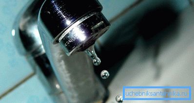 Слабы напор на канцавым змяшальніку ці ледзь пацешыць уладальніка. Слабы напор на канцавым змяшальніку ці ледзь пацешыць уладальніка.