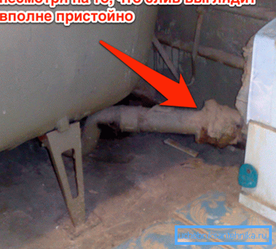 Сляды з'яўлення цечы на месцы злучэння чыгунных труб Сляды з'яўлення цечы на месцы злучэння чыгунных труб