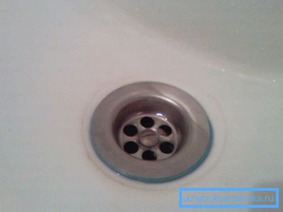 Зліўную адтуліну ў ракавіне. Зліўную адтуліну ў ракавіне.