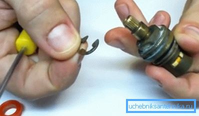 Здымаем стопорное кальцо Здымаем стопорное кальцо