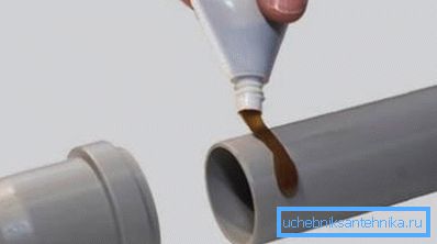 Злучэнне каналізацыйных пластыкавых труб клеевым спосабам Злучэнне каналізацыйных пластыкавых труб клеевым спосабам