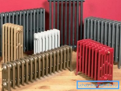 Сучасныя чыгунныя батарэі некаторыя вытворцы выпускаюць з ножкамі - у якасці падлогавых радыятараў Сучасныя чыгунныя батарэі некаторыя вытворцы выпускаюць з ножкамі - у якасці падлогавых радыятараў