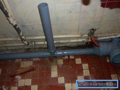 Старыя трубы лепш замяніць да пачатку рамонту, у адваротным выпадку, засор можа стаць прычынай патопу