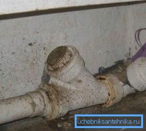 Старыя трубы - прычына паху