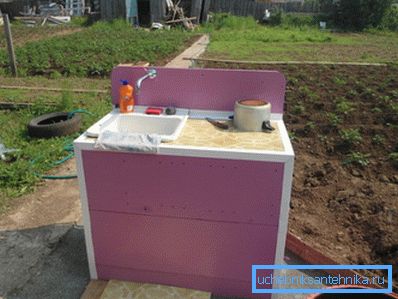 Стацыянарная мыйка на дачы на вуліцы сваімі рукамі, падключаная да цэнтральнага вадаправода Стацыянарная мыйка на дачы на вуліцы сваімі рукамі, падключаная да цэнтральнага вадаправода