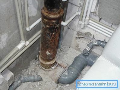 2761 Стык пластыкавай і чыгуннай труб