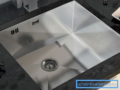 Сварная мадэль адрозніваецца глыбокай чарай і тоўстымі сценкамі.
