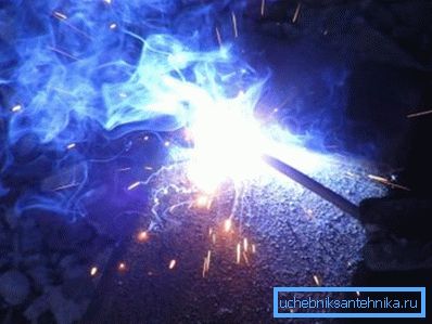 Зварачны дуга выпарае ахоўны пласт цынку з паверхні трубы Зварачны дуга выпарае ахоўны пласт цынку з паверхні трубы