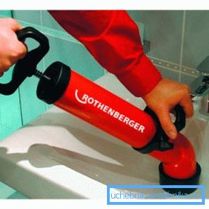 Такая прылада прабівае нават складаныя засоры