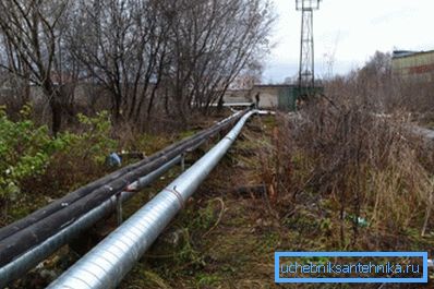Цеплавая траса знаходзіцца над зямлёй. Цеплавая траса знаходзіцца над зямлёй.
