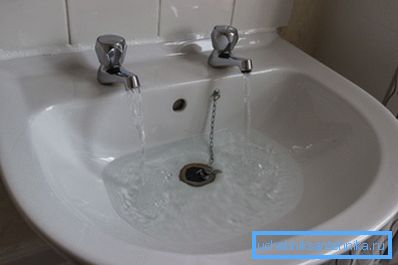 Тыповы брытанскі рукамыйніца. Фота зроблена расійскім турыстам у партэ Глазга ў маі 2014 года. Тыповы брытанскі рукамыйніца. Фота зроблена расійскім турыстам у партэ Глазга ў маі 2014 года.