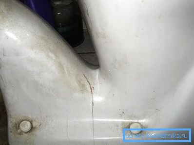 Расколіна ў падставы ўнітаза Расколіна ў падставы ўнітаза