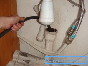 Трос прасовайце павольна, круцільнымі рухамі, каб востры наканечнік счышчаюць бруд са сценак труб Трос прасовайце павольна, круцільнымі рухамі, каб востры наканечнік счышчаюць бруд са сценак труб