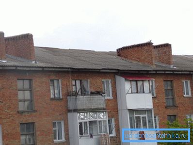 Трубы прытокава-выцяжной вентыляцыі ў пяціпавярховым будынку Трубы прытокава-выцяжной вентыляцыі ў пяціпавярховым будынку
