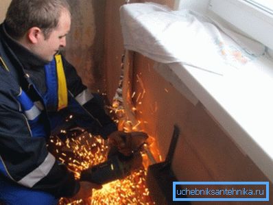 Трубы рэжуцца балгаркай па лініі разметкі