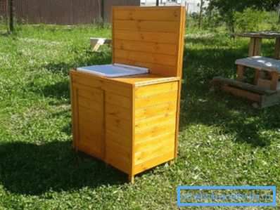 Тумба з мыйкай для дачы з рэек і дошак