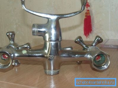 У сучасных змяшальнікаў яны з'яўляюцца часткай корпуса. У старых айчынных прыбораў гайкі апраналіся з боку косоножек.