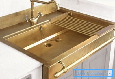Удалае спалучэнне змяшальніка і ракавіны, выкананых ў адзіным рэтра стылі. Удалае спалучэнне змяшальніка і ракавіны, выкананых ў адзіным рэтра стылі.