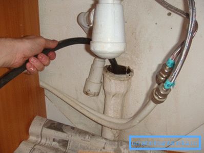 Выдаленне каналізацыйнага засора з дапамогай спецыяльнага троса