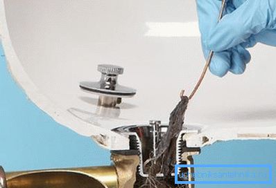 Выдаленне валасоў з зліву душавой кабіны Выдаленне валасоў з зліву душавой кабіны