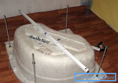 Кутняя душавая кабіна 100х100 з высокім паддонам ў працэсе мантажу Кутняя душавая кабіна 100х100 з высокім паддонам ў працэсе мантажу