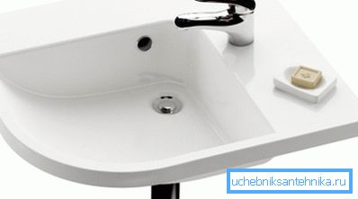 Кутняя ракавіна часта становіцца кампрамісам паміж кампактнасцю і выгодай у невялікіх ванных. Кутняя ракавіна часта становіцца кампрамісам паміж кампактнасцю і выгодай у невялікіх ванных.