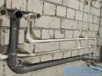 Кладка сучасных пластыкавых камунікацый ў сцяне ваннай пакоі.