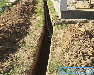 Кладка ў траншэю дрэнажнай трубы Кладка ў траншэю дрэнажнай трубы