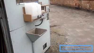 Рукамыйніца, прымацаваны да дзвярэй Рукамыйніца, прымацаваны да дзвярэй