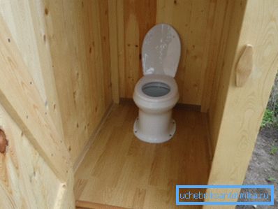 Ўнітаз ў дачным прыбіральні - камфорт гарадской кватэры на прыродзе Ўнітаз ў дачным прыбіральні - камфорт гарадской кватэры на прыродзе