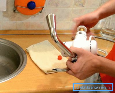 Усталёўваем праточны электрычны воданагравальнік на кран сваімі рукамі Усталёўваем праточны электрычны воданагравальнік на кран сваімі рукамі