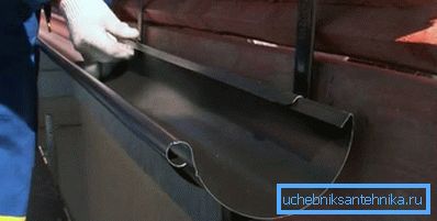 усталёўваюць жолабы