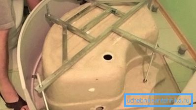 Ўстаноўка крыжавіны, ножак і экрана на акрылавы паддон Ўстаноўка крыжавіны, ножак і экрана на акрылавы паддон