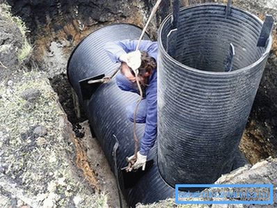 1241 Ёмістасць апускаюць з дапамогай пад'ёмнай тэхнікі