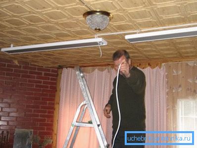 Ўстаноўка прыбора нагадвае падлучэнне звычайнага свяцільні. Ўстаноўка прыбора нагадвае падлучэнне звычайнага свяцільні.