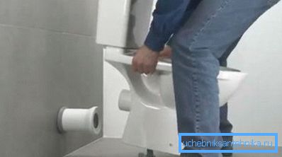 Ўстаноўка ўнітаза на падрыхтаванае месца Ўстаноўка ўнітаза на падрыхтаванае месца