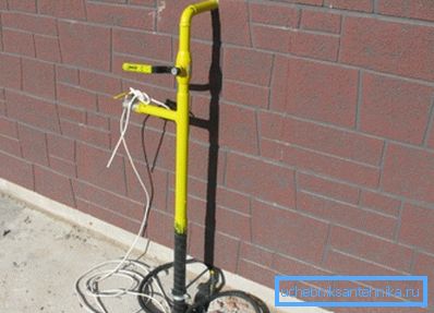 У прыватных дамах газаправод можна абсталяваць дадатковым кранам на вуліцы, каб можна было спыніць падачу газу як унутры будынка, так і звонку