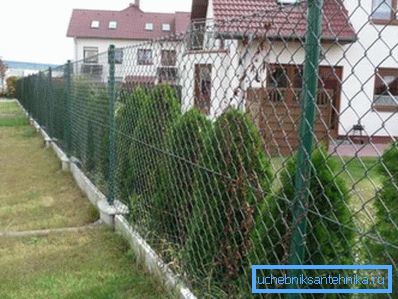 У гэтым прыкладзе невялікія трубы выкарыстоўваюцца як стойкі для плота У гэтым прыкладзе невялікія трубы выкарыстоўваюцца як стойкі для плота