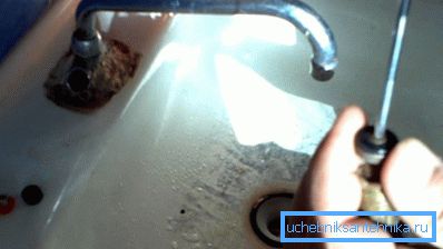 У некаторых выпадках часам прасцей замяніць сам змяшальнік, паколькі яго тэрмін службы або тэхнічны стан падышлі да сваёй мяжы У некаторых выпадках часам прасцей замяніць сам змяшальнік, паколькі яго тэрмін службы або тэхнічны стан падышлі да сваёй мяжы