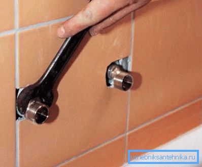 У водорозетки ўкручваюць эксцэнтрыкі.