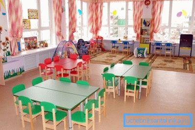 Уздоўж сцен цягнецца шэраг радыятараў ацяплення. Уздоўж сцен цягнецца шэраг радыятараў ацяплення.