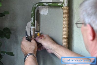 Вентыль заварочваецца да ўпора ад рукі, затым прыкладна на 1 абарот ключом. Вентыль заварочваецца да ўпора ад рукі, затым прыкладна на 1 абарот ключом.