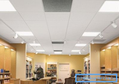 Вентыляцыйныя потолочные кратаў паказваюць на тып і размяшчэнне сістэмы.
