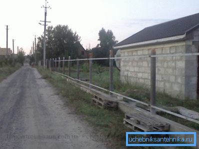 Вертыкальныя апорныя слупы з азбацэменту.