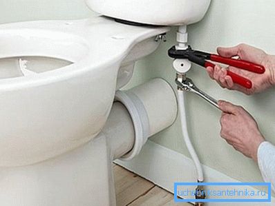 Уваход вады ў бак павінен быць з боку трубы, як на фота.